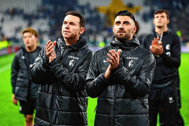 Fußball: Europa League, Juventus Turin – SC Freiburg, Achtelfinale, Hinspiel, Allianz Stadium. Freiburgs Nicolas Höfler (l) und ...
