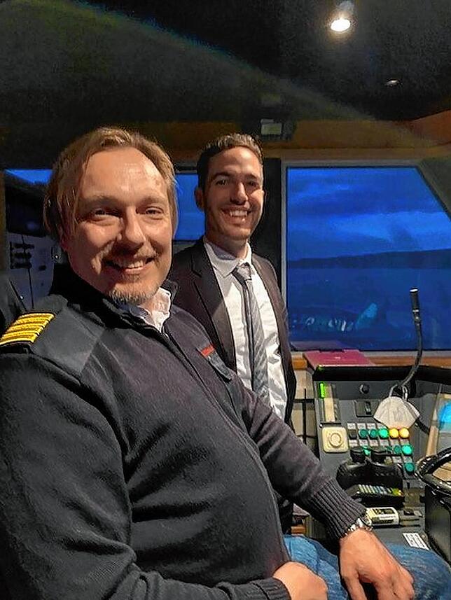 Vladimir Deinis (links) hat Christoph Stolz bei der Überfahrt nach Bodman bei sich am Steuer der MS Großherzog Ludwig.