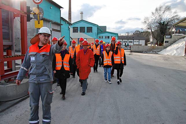 Daniel Gimbel, Werksleiter und Prokurist bei der Stockach Aluminium GmbH (ganz vorne), mit der Besuchergruppe auf dem Werksgelände.