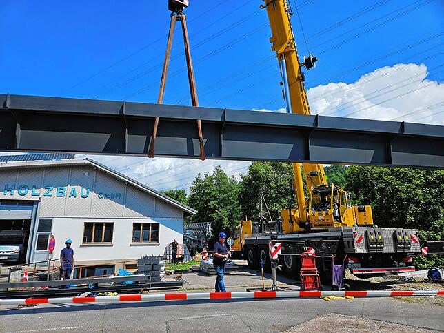 Bild 9: Die neue Brücke über die Schlücht ist da! Das sind die Bilder vom Aufbau