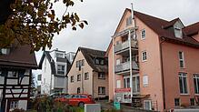 Sein neu gebautes Haus (hinten, weiß) möchte ein Bauherr um eine Pension erweitern. Die Errichtung des Anbaus soll in ähnlicher Größe ...
