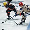 Carter Rowney (Löwen Frankfurt, links im Bild) im Zweikampf mit dem Schwenninger Alexander Karachun.