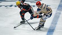 Carter Rowney (Löwen Frankfurt, links im Bild) im Zweikampf mit dem Schwenninger Alexander Karachun.