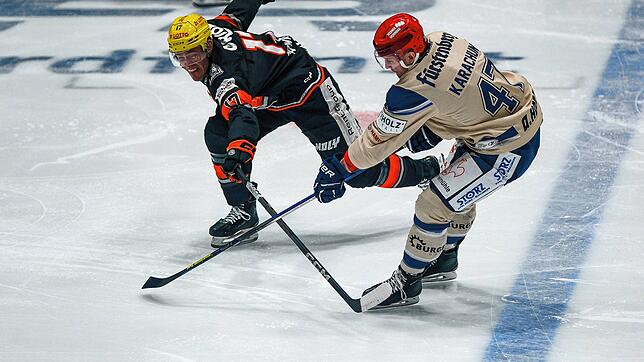 Carter Rowney (Löwen Frankfurt, links im Bild) im Zweikampf mit dem Schwenninger Alexander Karachun.