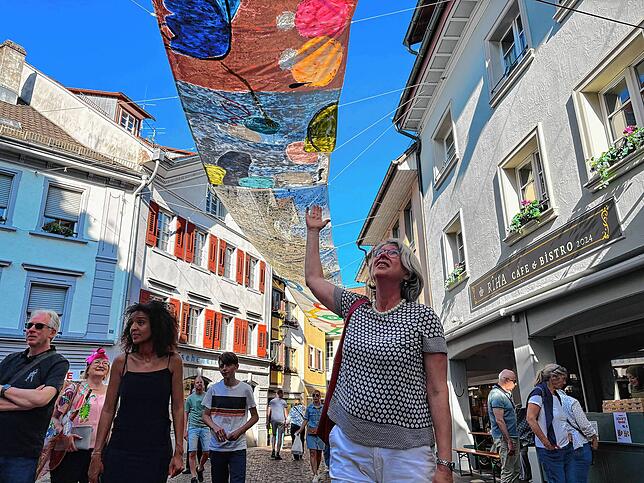 Künstlerin Petra Langer präsentiert ihr Kunstwerke „Sommerstimmung“.