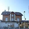 Blick von der Hohentwielstraße über einen Zaun hinweg auf den Bahnhof Fischbach. Seit Jahren wünschen sich Anwohner eine ...