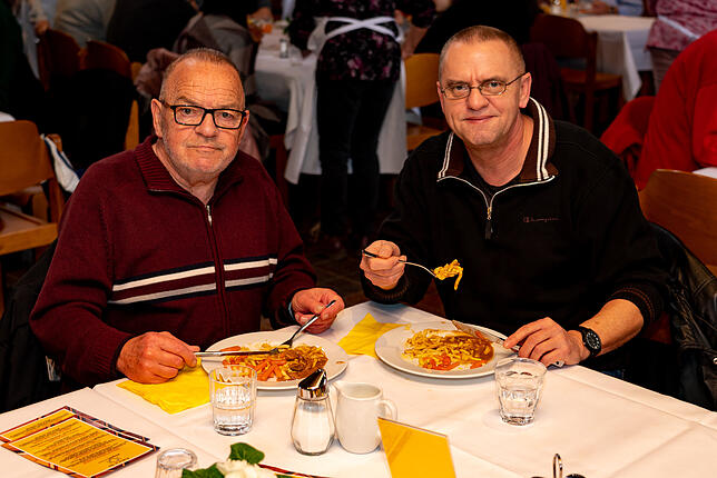 Harald Rehm (links) und Albert Würthner kommen 2 bis 3 mal pro Woche in die Vesperkirche. ! "Hier trifft man immer nette Leute und das ...