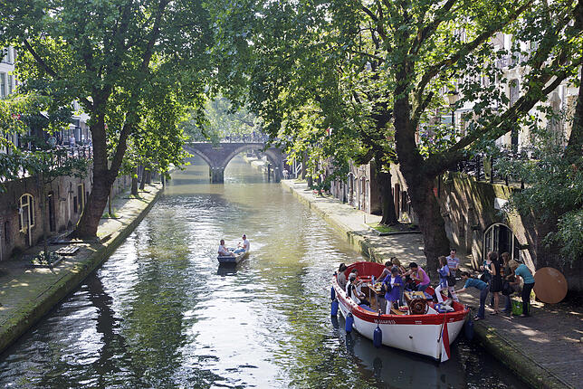Utrecht hat zwar nicht so viele Kanäle wie Amsterdam, doch die Oudegracht zieht sich einmal durch das Zentrum.