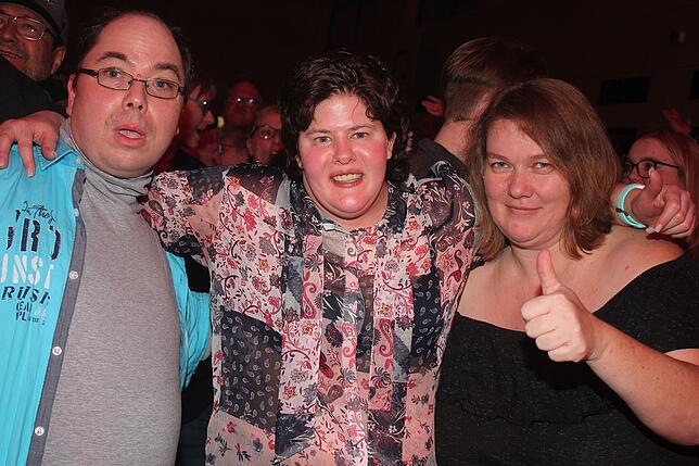 Bild 1: Volles Haus bei der Nikolausparty in Rietheim-Weilheim mit den Dorfrockern &ndash; die Bilder