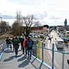 Der Bus unten wartet schon auf die Weiterfahrt: Die Schüler kommen nach der sechsten Stunde über den Haselbrunnsteg zur ...