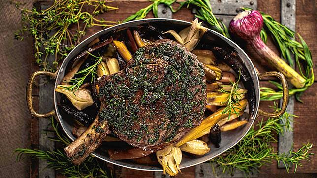 Kotelett vom Ochs mit Schwarzwälder Gremolata und Wurzelgemüse, gekocht nach dem Rezept von Jan Pettke.