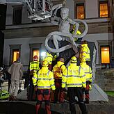 Mitarbeiter der Singener Transportfirma Broziat entladen Peter Lenks Skulptur „Das Denkmal. Chronik einer grotesken ...