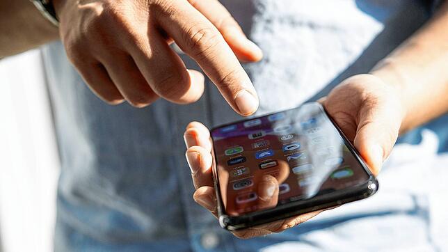Über sein Handy wurde ein junger Mann aus dem Landkreis Sigmaringen erpresst. Er ist auf die sogenannte &bdquo;Sextortion&ldquo;-Masche ...