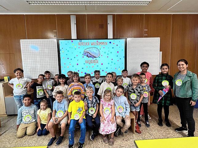 Die Schulanfänger der Erich-Kästner-Schule, Klasse 1b, mit Klassenlehrerin Lena Wirbser.