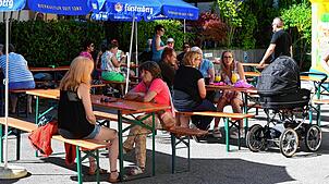 Das Café Art aus Königsfeld stellt den Parkraum für die Benefizveranstaltung zugunsten krebskranker Kinder des Fördervereins Freiburg ...