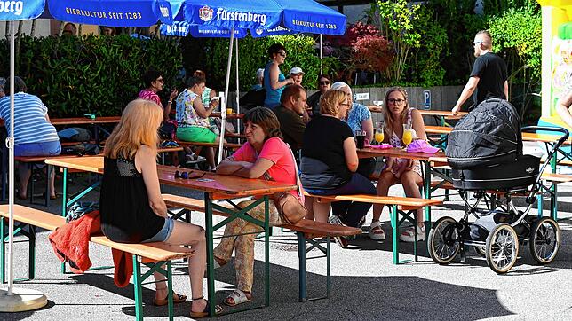 Das Café Art aus Königsfeld stellt den Parkraum für die Benefizveranstaltung zugunsten krebskranker Kinder des Fördervereins Freiburg ...