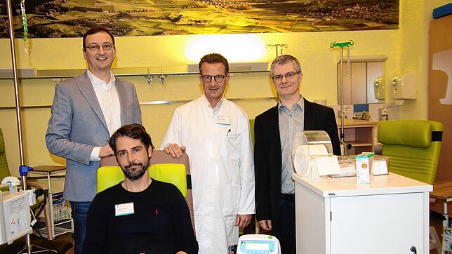 Markus Ruch (MPS GmbH), Oberarzt Roman Dormann, Chefarzt Jan Harder (beide Onkologie am Hegau-Klinikum) und Michael Statnik (Biolago) ...
