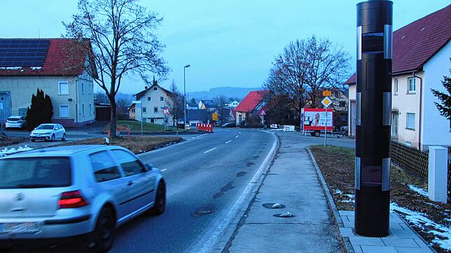 Ein neuer Blitzer steht an der Bundesstraße 313 am Ortseingang des Sauldorfer Ortsteils Krumbach.