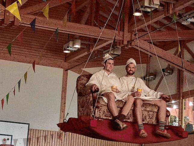 Die beiden Oberdilldappen und Hauptorganisatoren Michael Albiez (links) und Christian Huber schweben über dem Publikum.