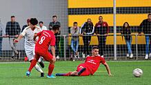 In der abgebrochenen Bezirksliga-Runde gewann der TSV Konstanz (Mitte Abdulrahman Mahbani, rechts Nicolas Braun) das türkische Derby ...