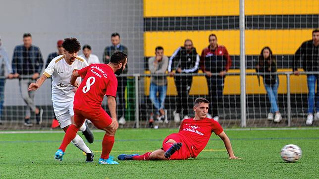 In der abgebrochenen Bezirksliga-Runde gewann der TSV Konstanz (Mitte Abdulrahman Mahbani, rechts Nicolas Braun) das türkische Derby ...