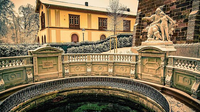 Die Donauquelle im Stadtgebiet von Donaueschingen im Winter.