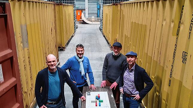 Die vier Männer der Firma Greenbox vermieten in der August-Borsig-Straße Lager- und Verwaltungsflächen sowie Container. Sie stecken ...