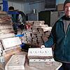 150 Holztabletts als Adventskerzenhalter finden sich ab Freitagmorgen auf dem Kreisverkehr beim Edeka-Markt. Vom Mai-Scherz-Team hält ...