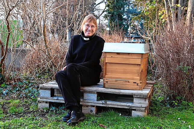 Die Dekanin neben einem Bienenstock im Garten: Die Bienen sind aber keine Gefahr für Besucher der Promenade, versichert Regine Klusmann.