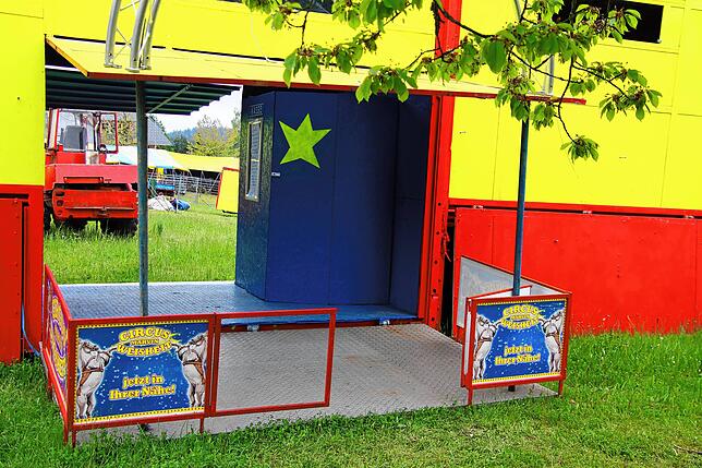 Der Eingang des Zirkus Weisheit: Dort, wo normalerweise Besucher empfangen werden, herrscht Stille.