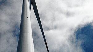 Eine der beiden Windkraftanlagen mit einer Nabenhöhe von fast 150 Metern.