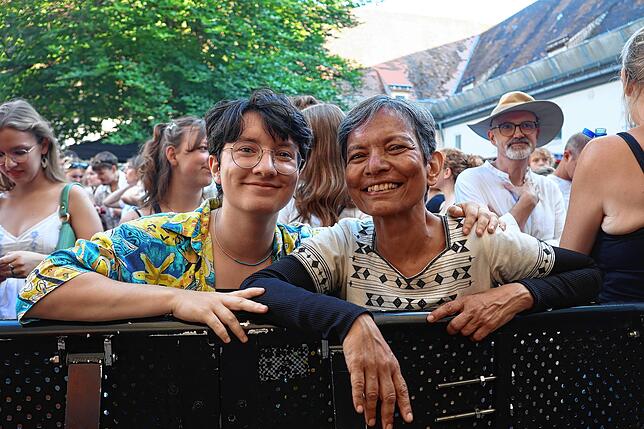 Duniya aus Freiburg (links) und Debjani aus Stockach-Wahlwies stehen direkt am Wellenbrecher. Bei Faber freuen sie sich im Grunde auf ...