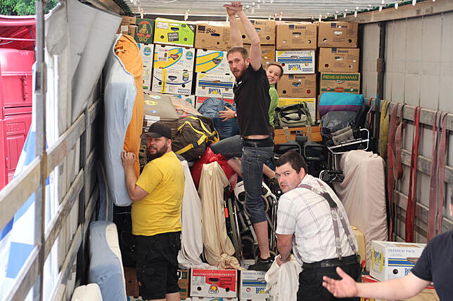 Jeder Handgriff sitzt, und die Jungs haben längst Routine im Packen. Wo Lücken entstehen, werden diese mit Kleidersäcken und Matratzen ...