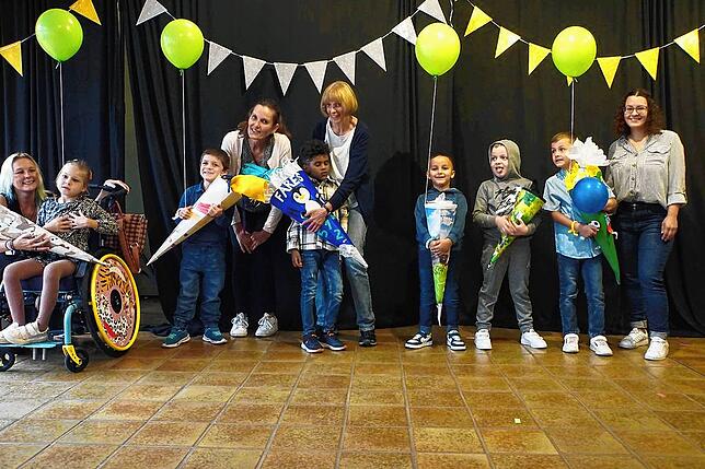 Die altersgemischten Klassen G1, G2, G3 und G4 der Haldenwang Schule Singen mit ihren Klassenlehrerinnen Maike Hotzel (G1), Ulrike ...