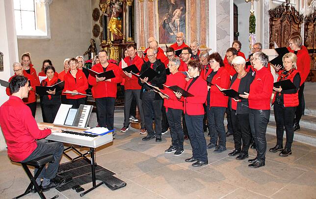 Der Regenbogenchor Wald gestaltet mit Chorleiter Marvin Fangauer (links) die Wortgottesfeier anlässlich des Tages der Diakonin in der ...