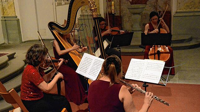 Die Solistinnen Christina Singer (Flöte), Emilie Jaulmes (Harfe), Brigitte Schnabel (Violine), Christel Meckelein (Violine/Viola), Julia ...