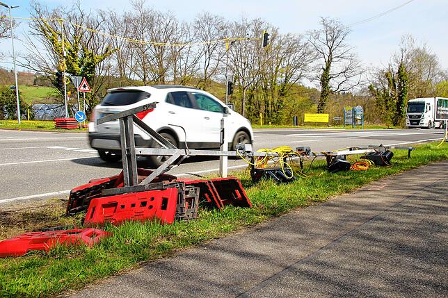 Eine der provisorischen Ampeln an der Abzweigung zum Industriegebiet Hardt ist beim Sturm am vergangenen Donnerstag umgefallen.