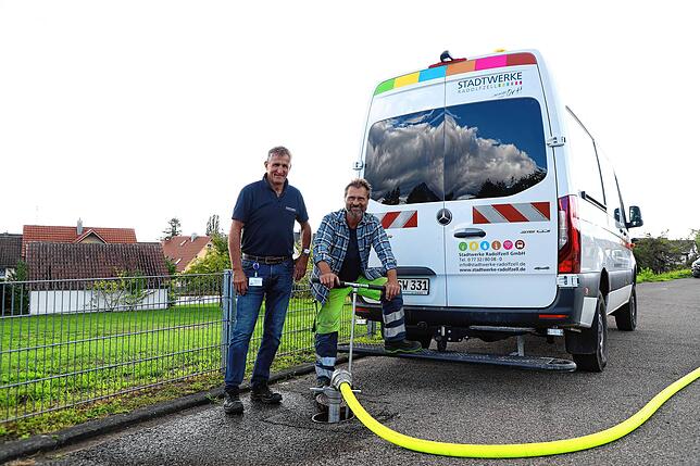 Die Wassermeister Siegfried Götz (links) und Rainer Grau von den Stadtwerken Radolfzell spülen das Leitungsnetz.