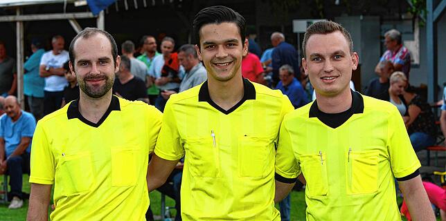 Team muss passen: Mathias Heilig im Sommer 2019 bei einem Spiel in Jestetten mit Lukas Gäng (links) und Philipp Wendt als Assistenten an ...
