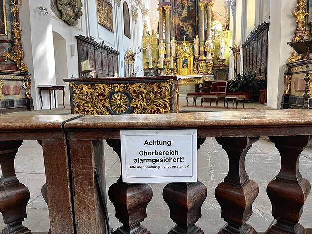 Der hintere Bereich der Franziskanerkirche, wo auch der Altar steht, ist durch eine Alarmanlage gesichert.