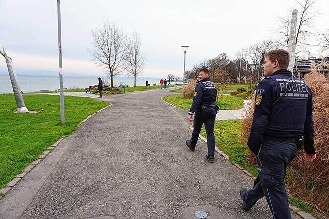Zwei Beamte des Polizeireviers Friedrichshafen kontrollieren das wegen der Corona-Pandemie erlassene Aufenthaltsverbot in den Uferanlagen.