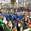 Bunt, fröhlich und im Sonnenschein. Ein Bild vom Donaueschinger Kinderumzug im Jahr 2020 auf dem Platz am Hanselbrunnen. Ein paar Meter ...