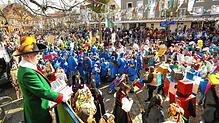 Bunt, fröhlich und im Sonnenschein. Ein Bild vom Donaueschinger Kinderumzug im Jahr 2020 auf dem Platz am Hanselbrunnen. Ein paar Meter ...