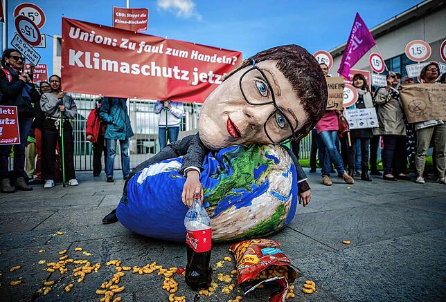 Campact fällt immer wieder mit Aktionen auf, hier 2019 eine Kundgebung gegen die Union und ihre damalige Vorsitzende Annegret ...