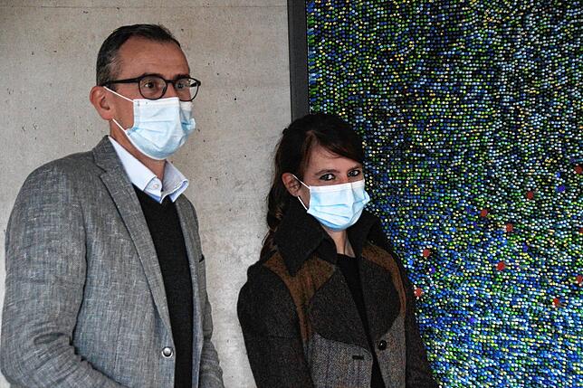 Landrat Sven Hinterseh und Bianca Fattler stehen vor der Collage Einsicht, die jetzt im Landratsamt angebracht wurde.