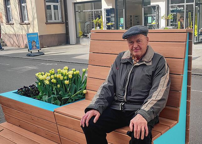 Rentner Eugen Hörmann macht gerade ein Päuschen und hat sich dafür auf eine der Bänke gesetzt. „Das ist eine wirklich gute Idee ...