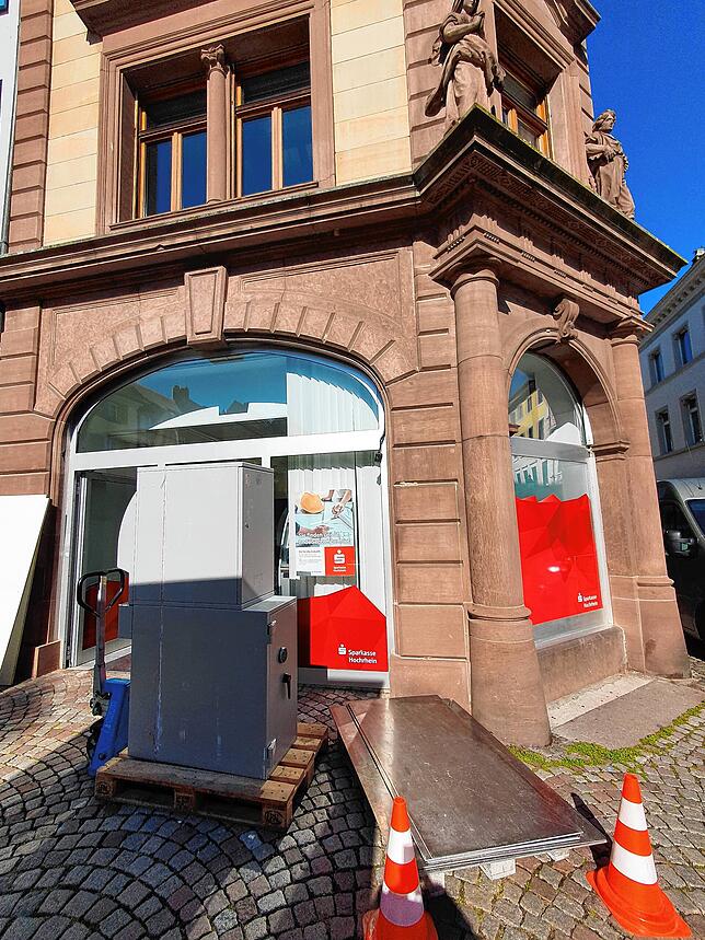 Dass hier eine Sparkasse entstehen soll, ist bereits sichtbar.