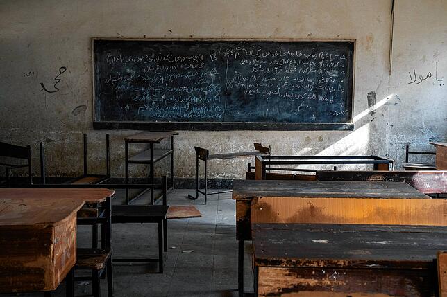 Ein Klassenzimmer, das früher für Mädchen genutzt wurde, steht in Afghanistan leer, seit die Taliban Mädchen den Besuch von Mittel- und ...