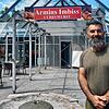 Der Imbiss am Alten Festhallenplatz öffnet wieder. Betrieben wird er von Talip Caliskan.