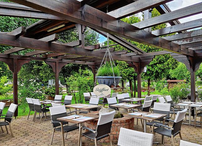 Die großzügige Terrasse mit 70 Sitzplätzen, die einen Blick ins Grüne erlaubt, erfreut sich im Sommer großer Beliebtheit.
